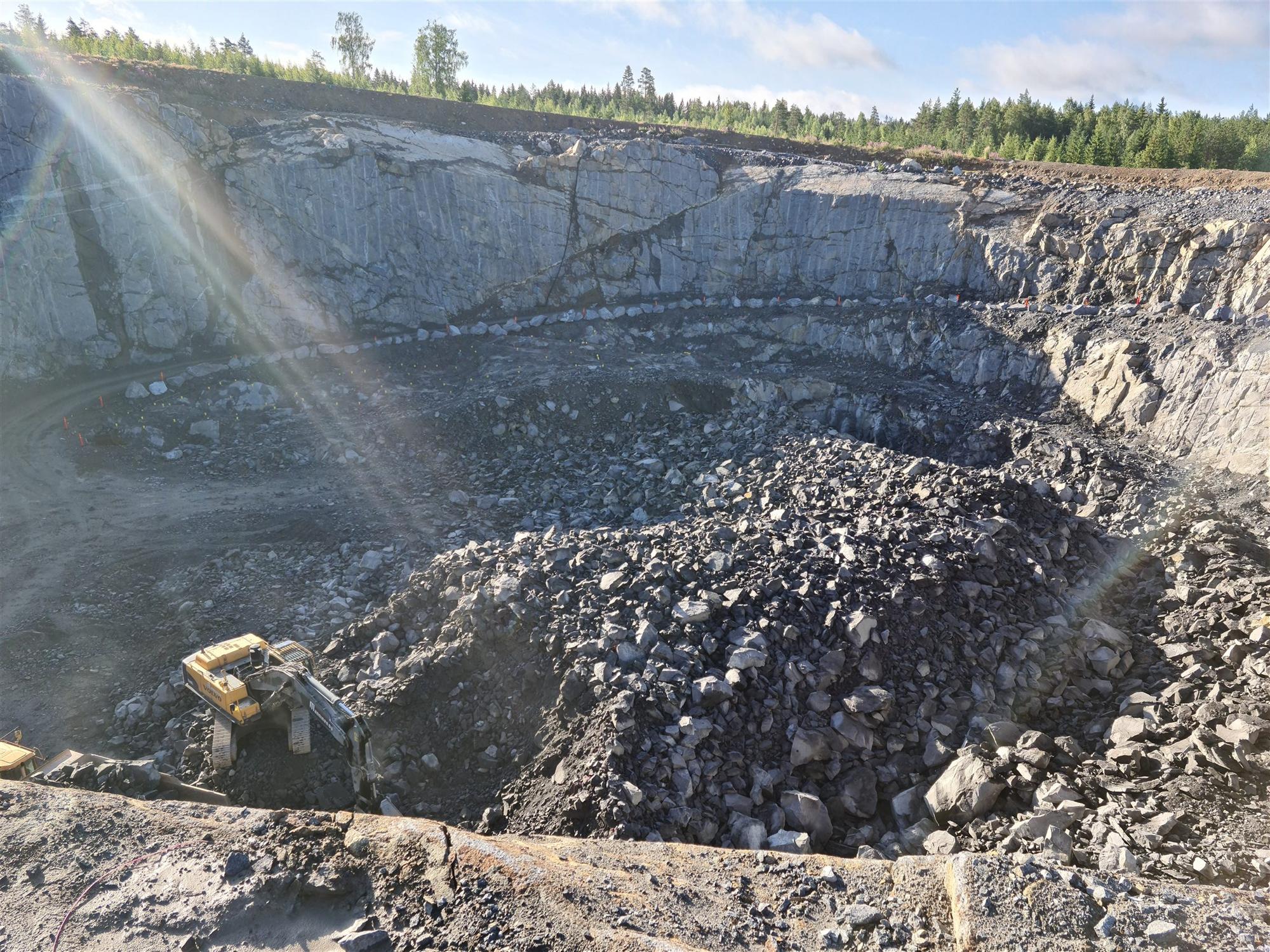 Kultakaivoksen avolouhos ylhäältä kuvattuna